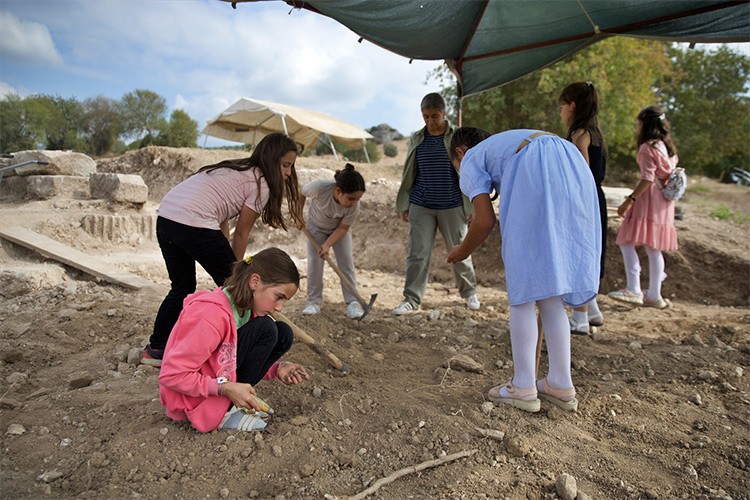 Kızlar antik kentteki kazılara katıldı