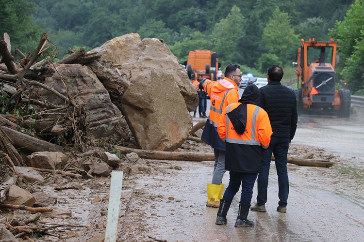 Zonguldak-İstanbul kara yolu heyelan nedeniyle ulaşıma kapatıldı