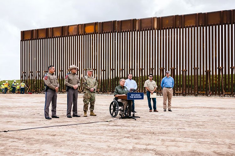 Kaçak göçmenleri caydırmak için sınıra daha fazla bariyer