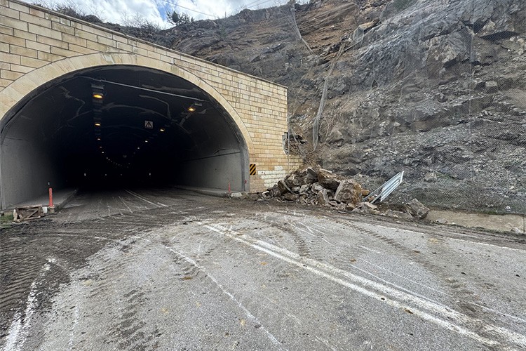 Gümüşhane-Trabzon kara yolunda heyelan meydana geldi