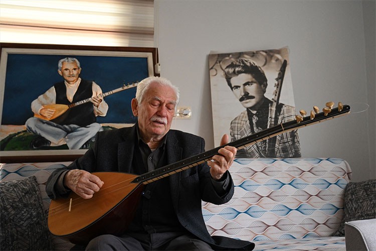 Çocukken eline aldığı sazı 70 yıldır çalıyor
