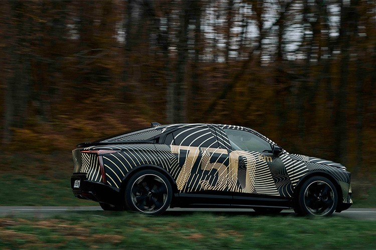 Yeni elektrikli DS N°8 modelini duyurdu