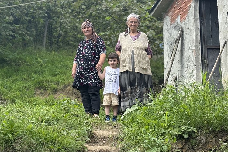 Sırt sırta veren eltiler hayatın zorluklarını birlikte aşıyor