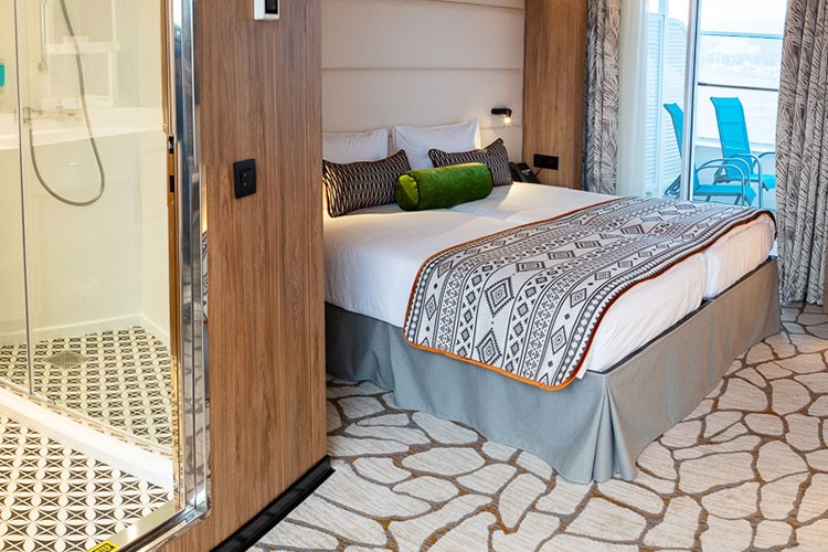 Discovery yenilenen kabinleriyle denize geri döndü