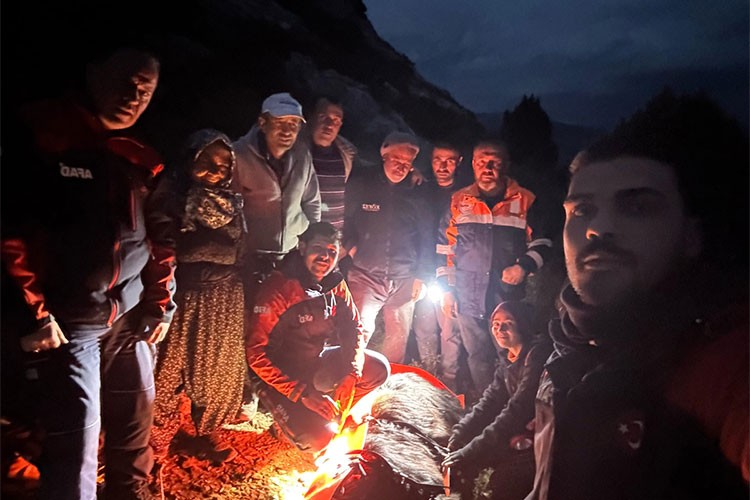 Burdur'da dağda mahsur kalan keçiyi AFAD kurtardı