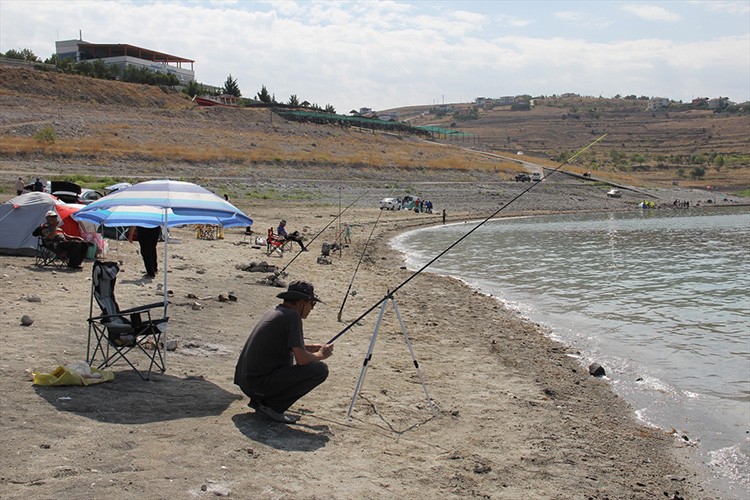 En büyük ve en çok balığı yakalamak için yarıştılar