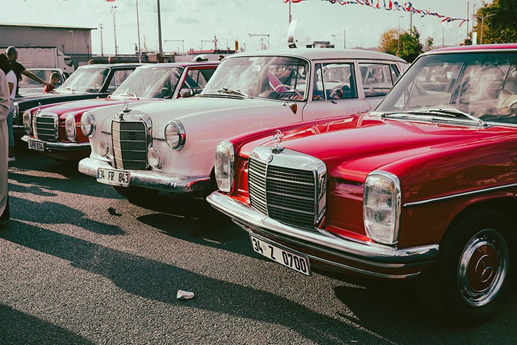 Rengarenk klasik otomobiller yola çıktı