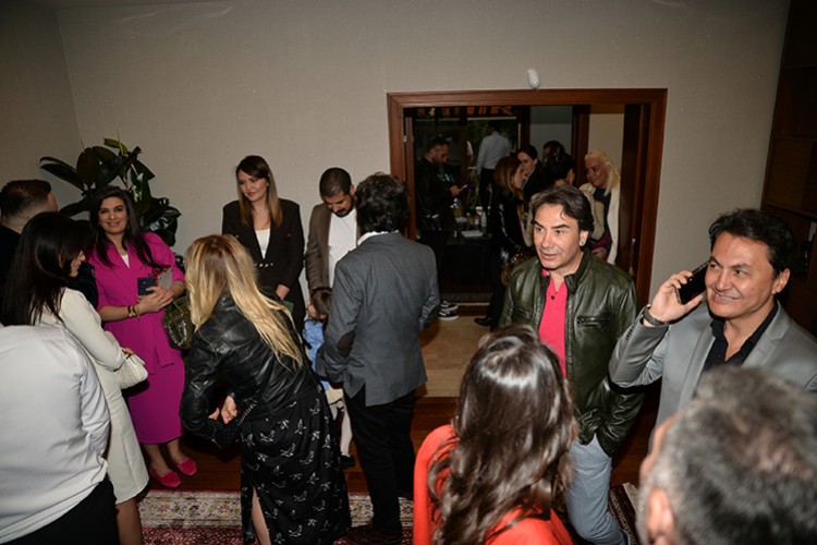 Yeni şube açılışına ünlü akını