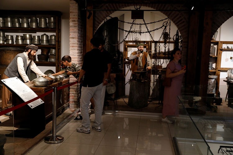 Kaybolan meslekler, bal mumu heykelleriyle canlandırılıyor