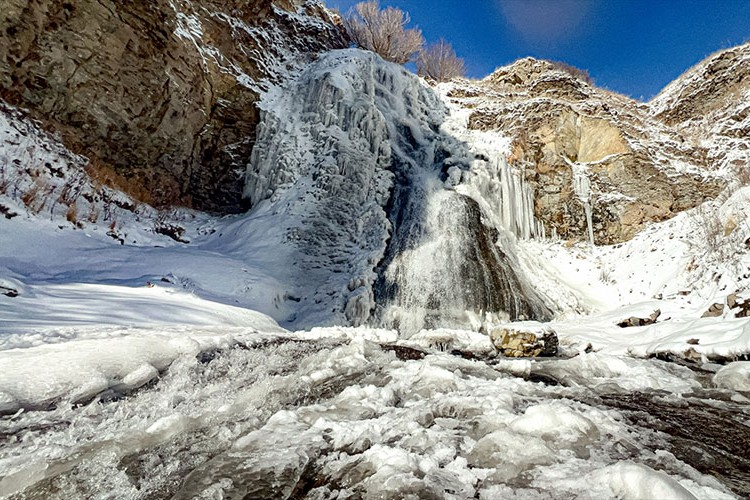 Kars'ta Susuz Şelalesi kısmen dondu
