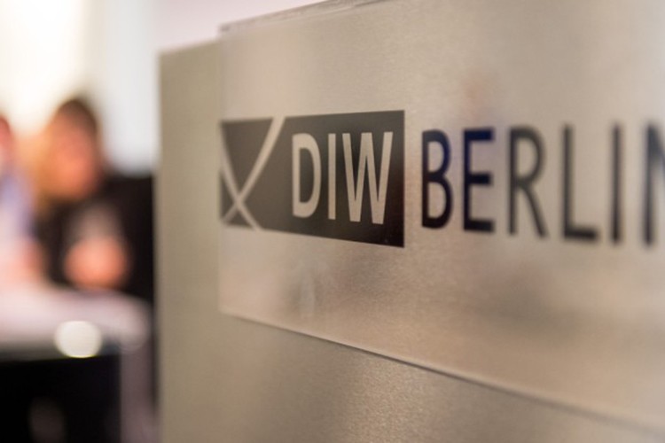 "Alman ekonomisi toparlanma yoluna girdi"