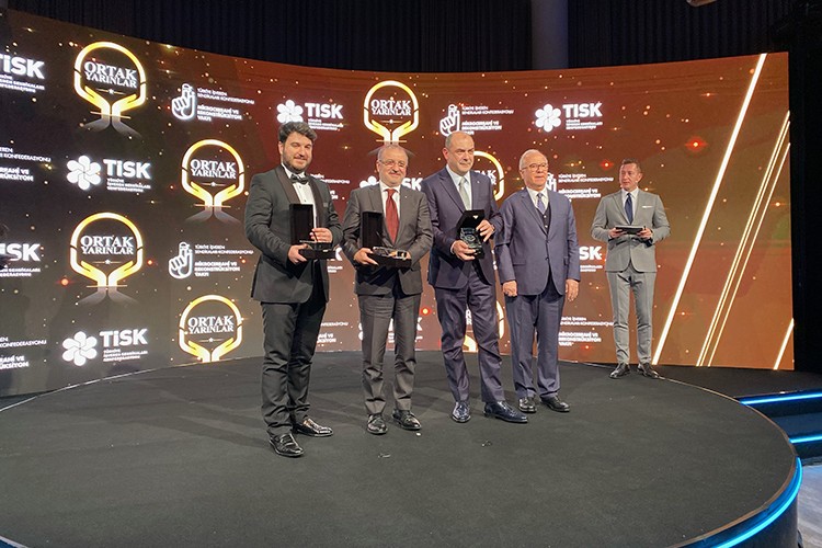 Gençlerin yolunu açan İSO'ya ödül