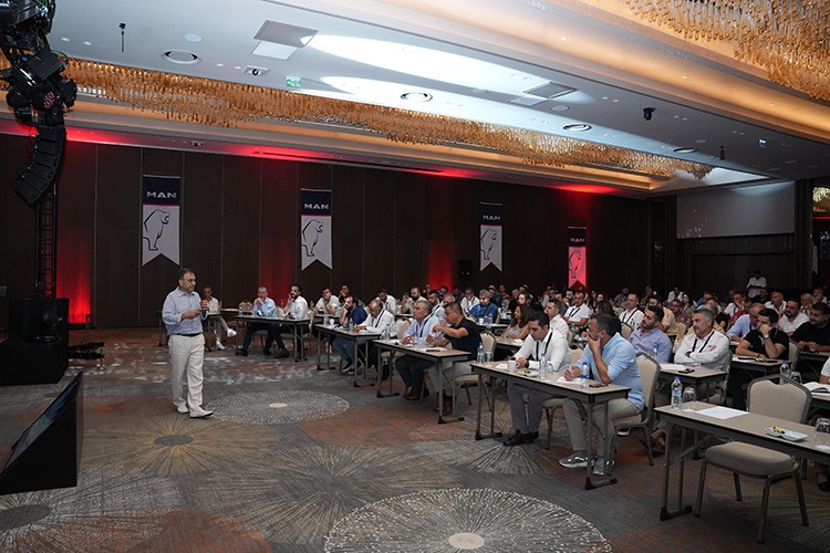 'Market of the Year' ödülünü; çalışan, bayi ve servisleriyle kutladı