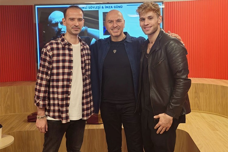 Demir Demirkan'dan ilk kitabın imzasında mini konser sürprizi
