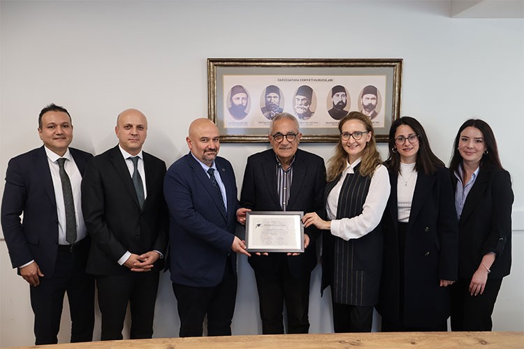 Aile Odalarından Elde Edilen Geliri Darüşşafaka'ya Bağışladı