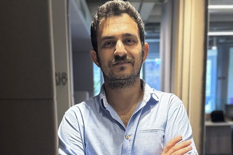 Güneş enerjisi santrallerini denetleyen dron üretti