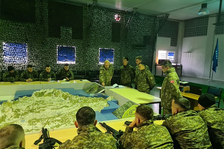 Türk Askeri Kosovalı askerlere sınır devriyesi eğitimi verdi