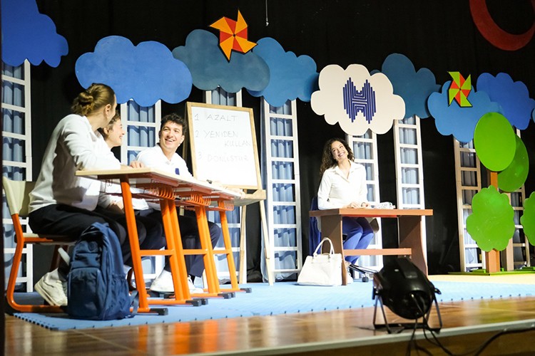 Halkbank Çocuk Tiyatrosu Türkiye'yi dolaşmayı sürdürüyor