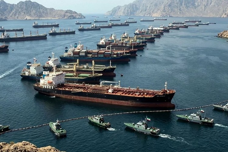 Gözler Hürmüz Boğazı'ndan geçmeyi bekleyen gemilere çevrildi