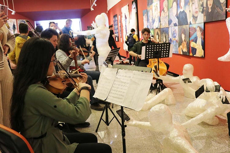 Çocuk ve gençler 'mutluluk' için yola çıkıyor