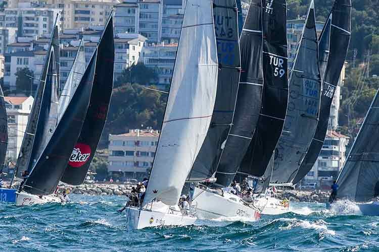 Tirilye'deki zorlu yelken mücadelesi nefes kesti