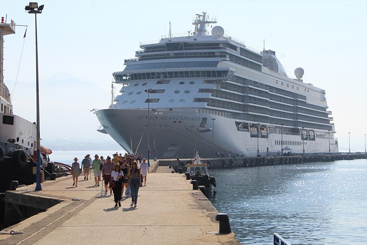 Alanya'ya "Seven Seas Explorer" ile 324 turist geldi