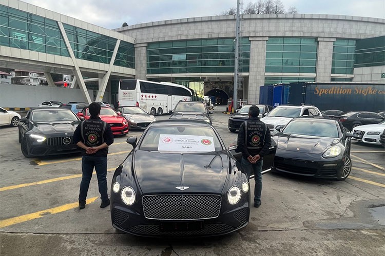 Gümrükte 50 lüks araca el kondu