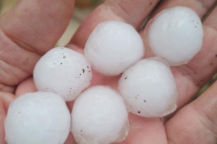 Almanya'yı dolu vurdu, yollar beyaza büründü