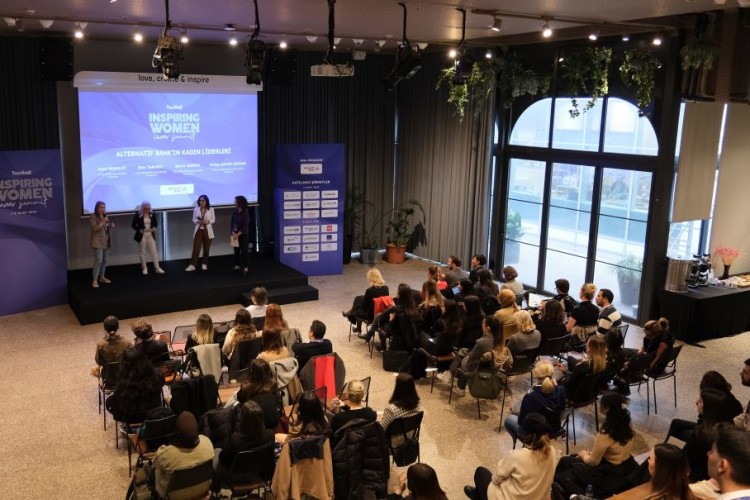 TÜRKİYE'NİN KADIN LİDERLERİ GENÇ PROFESYONELLERE İLHAM OLDU