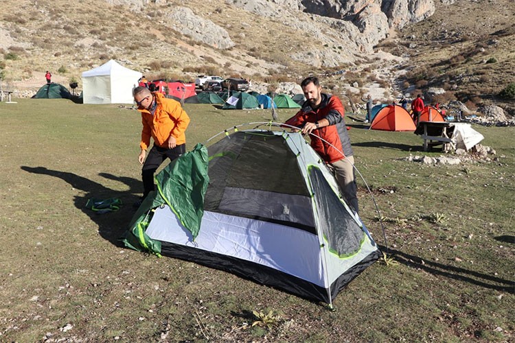 Aladağlara tırmanacak dağcılar kamp kurdu
