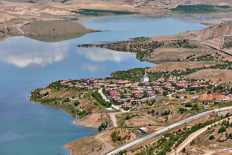 İliç'te esnaf batıyor, gençler göç ediyor