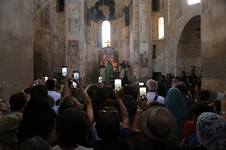 Akdamar Kilisesi'ndeki 12. ayin başladı
