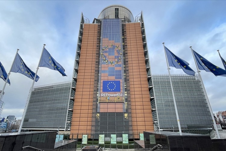 AB Komisyonu Çin menşeli elektrikli otomobillere açtığı anti-damping soruşturması kararını erteledi