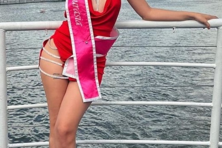 Genç model Nevide Çiçek Moskova'da