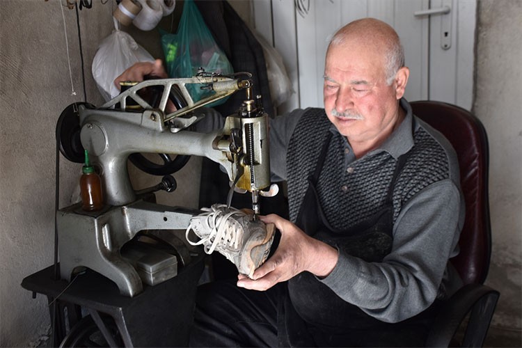 Ayakkabı tamirciliğiyle 45 yıldır yaşamını sürdürüyor