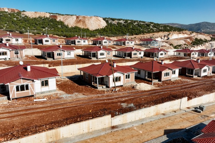 Kalıcı deprem konutlarının yapımı sürüyor