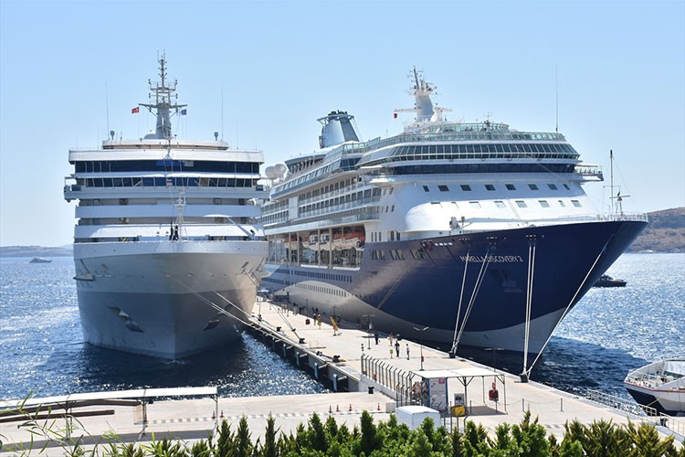 Bodrum'a iki kruvaziyerle 2 bin 406 yolcu geldi