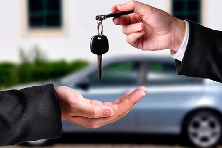 Oto satışları Mayıs'ta da düşüşü sürdürdü