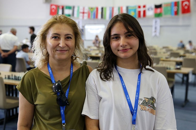 Satranç tutkunu anne ve kızı aynı turnuvada ter döküyor