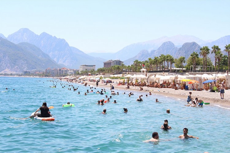 Antalya'da sıcaktan bunalanlar sahillerde yoğunluk oluşturdu