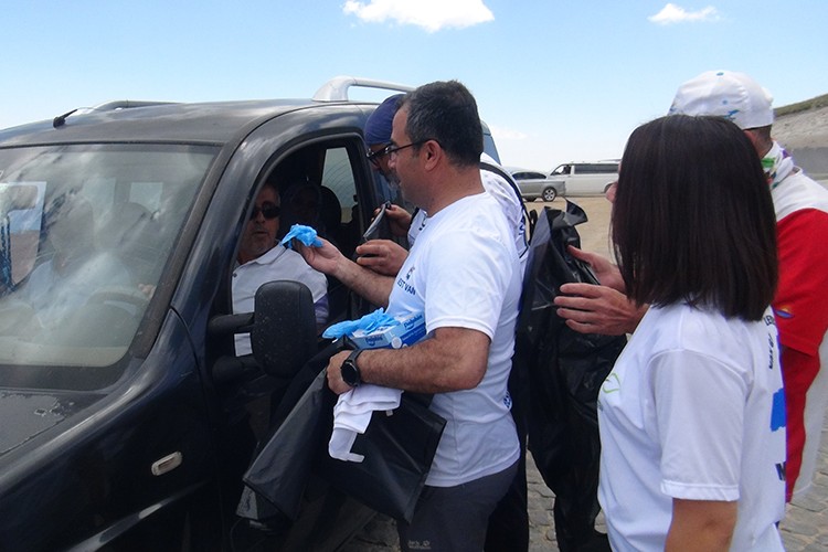 Nemrut Krater Gölü'ne gelenlere çöp poşeti ve eldiven dağıttılar