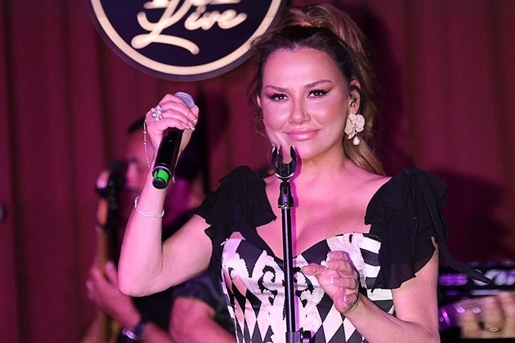 Konserini teknelerden izlediler