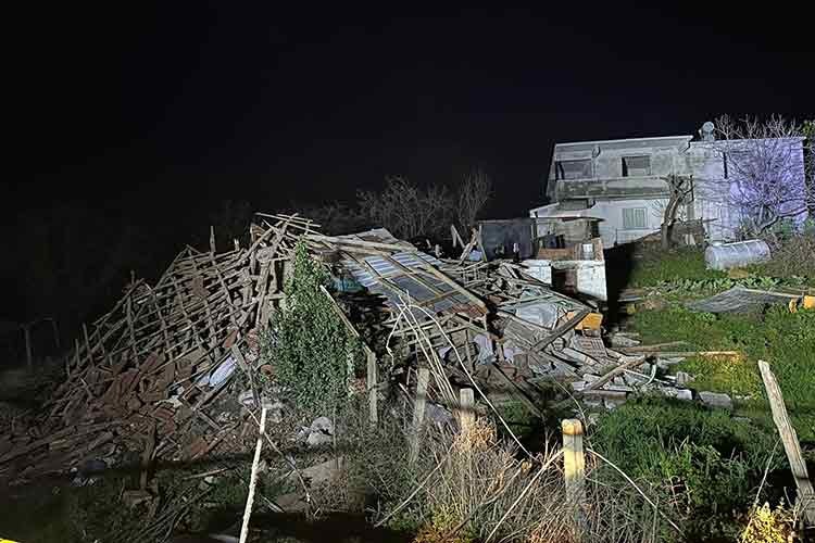 Düzce'de çöken ahşap evin altında kalan kişi yaralandı