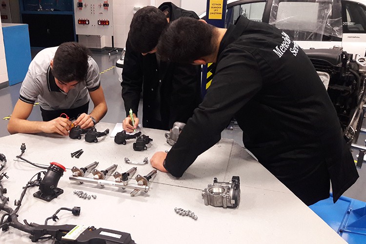 Mercedes-Benz'in 2 bin 500 yıldızı mezun oldu