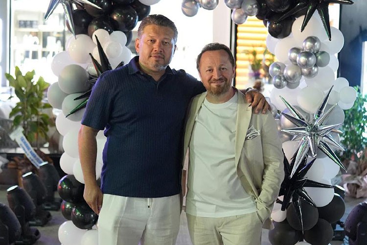 Bodrum'daki yeni kuaförünü görkemli bir davetle açtı