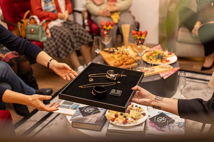 Türkiye'nin ilk çağdaş takı sergisini gerçekleştirdi