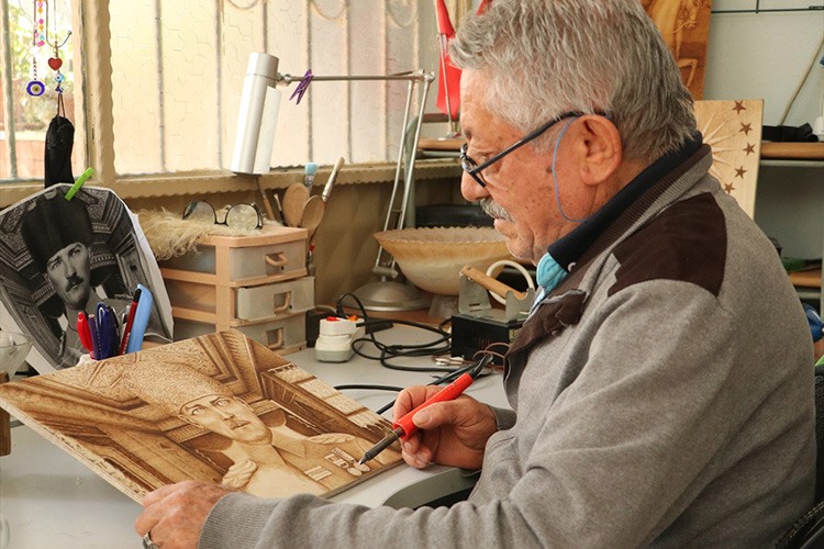 9 yıldır ahşap yakma sanatını icra ediyor