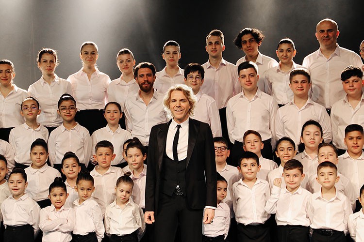 Soner Arıca'dan çocuklara armağan