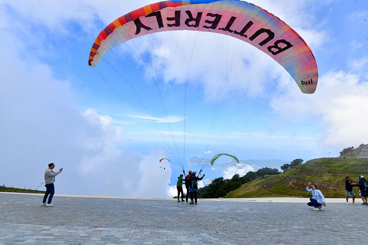 Çin ve İngiliz heyet Fethiye'de yamaç paraşütü uçuşu yaptı
