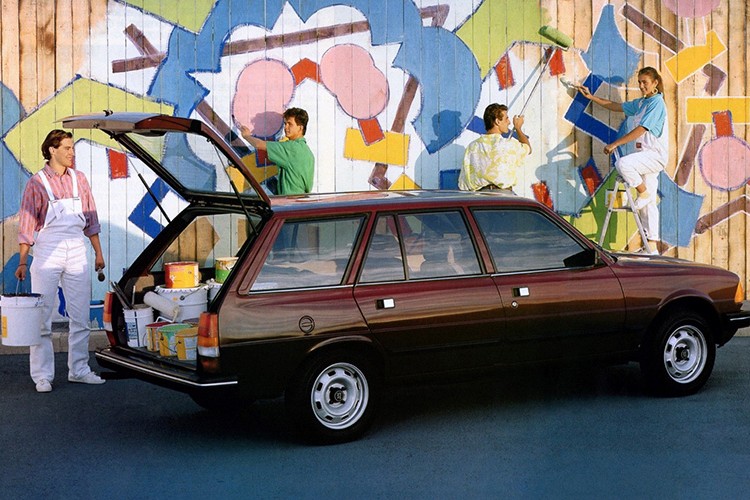 Peugeot'nun station wagon geneleği sürüyor